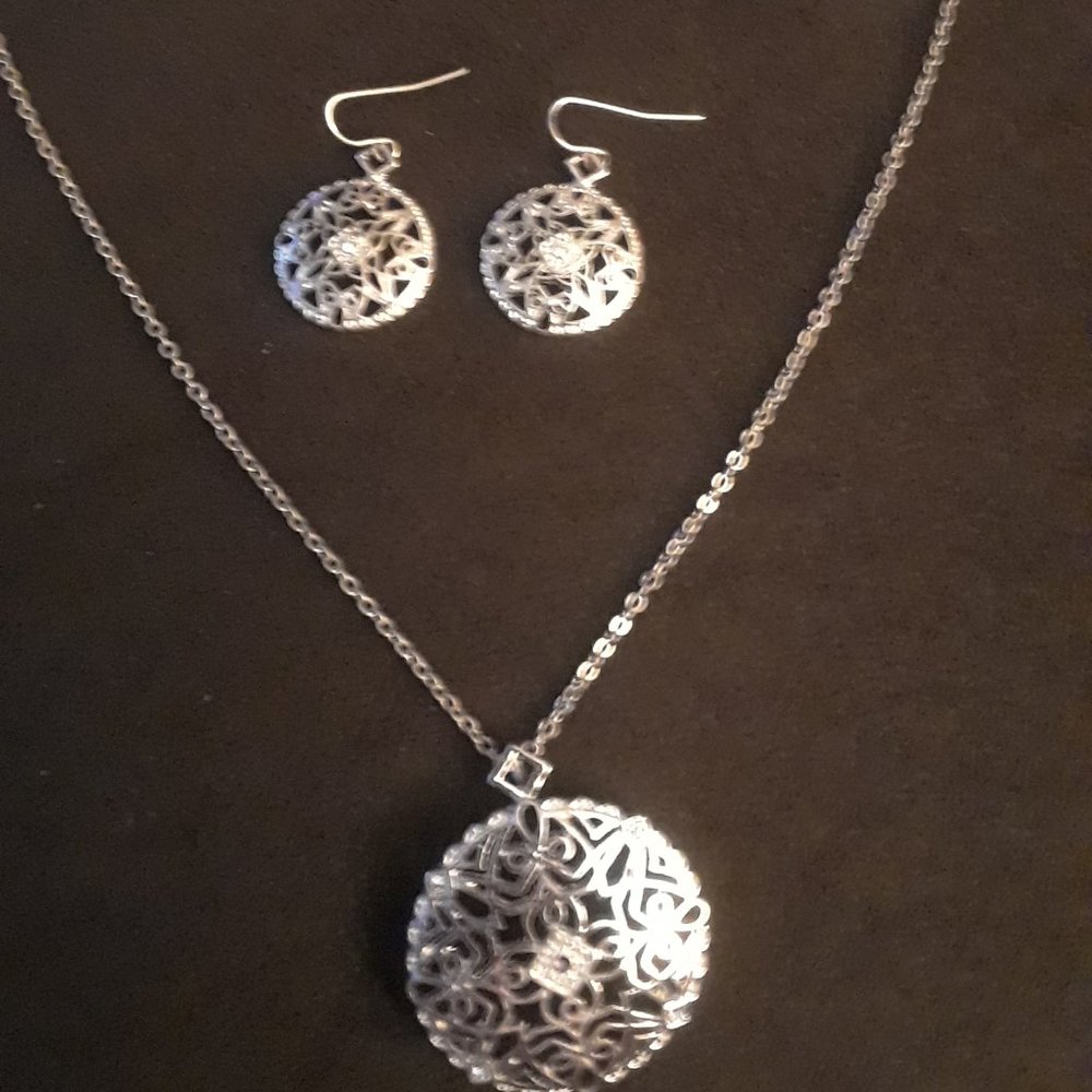 Necklace and earring set